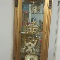 بوفه از جنس چوب با ظروف داخلش