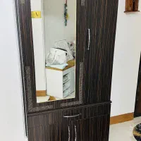 جاکفشی اینه دار ایستاده