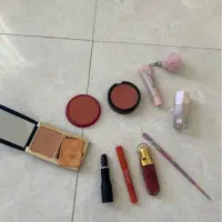 تعدادی وسایل آرایشی و میک عاپ
