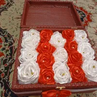 گل روبانی سفید قرمز