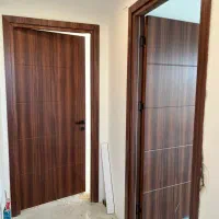 سه نیروی کار آقا و خانم در کارخانه درب و کابینت.