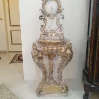 میز و ساعت کنارسالنی