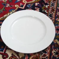 بشقاب سفید چینی