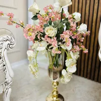 گلدان کنار سالنی به همراه گل