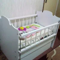 تخت گهواره ای به همراه یک تشک خوشخواب کودک