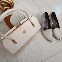 تعدادی کیف و کفش و لباس