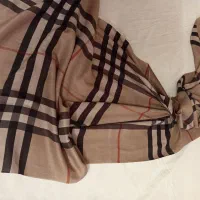 تعدادی شال و روسری