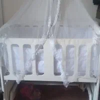 تخت گهواره ای کنار تخت مادر