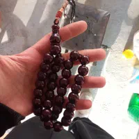 تسبیح کهربا و سندلوس. دو پوست 7عدد . روانسر|کلکسیون اشیاء عتیقه|جوانرود, |دیوار