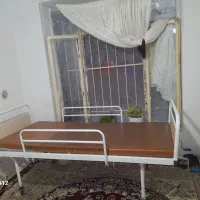 تخت بیمارستانی چند شکن  همرا با تشک چرمی