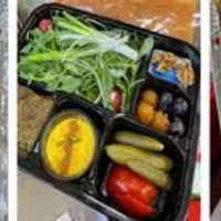 یک نفر خانم یا اقا کارگر ساده غذا فروشی رضا