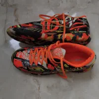 کتونی فوتسال سایز 40 همراه گریپستر‌ و زانو‌ بند