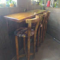 میز دیواری با سه تا صندلی پایه بلند