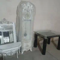 ساعت و آینه ایستاده همراه میز نهار خوری سالم