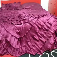 رو تختی دونفره همراه دوتا روبالشتی