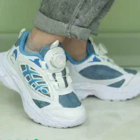 فروشنده کفش و کتونی