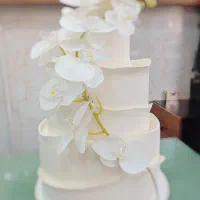 فروشنده و صندوق دار خانم در شیرینی فروشی