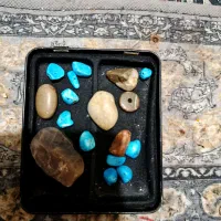 تعدادی سنگ تزئینی