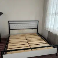 تخت فلزی و لمسه