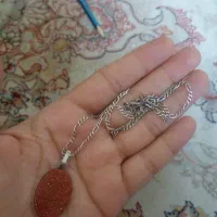 یک عدد گردنبند قدیمی بسیار شیک دلربا