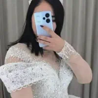 ب یک شاگرد خانم در آرایشگاه