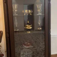 تعدادی لوازم از جمله ویترین میز تلویزیون ودوچرخه