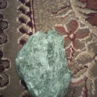 این سنگ داخلش شیشه داره  یه تیکه سنگ از کوه هست