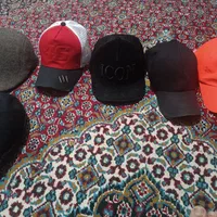 چند عدد کلاه باهم وتکی