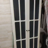 کمد نو بدون خط خوردگی داخلش طبقه های شیشه آبی داره