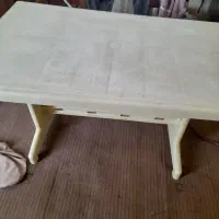 یک میز تحریر جنس پلاستک محکم (فروش فوری )