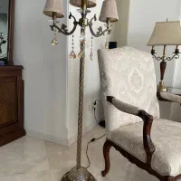 آباژور پایه بلند کنار سالنی یک جفت برنجی