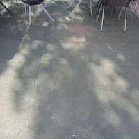 چمن مصنوعی جلو مغازه