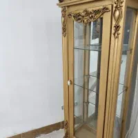 بوفه طلایی وساعت ایستاده