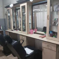 ویترین آینه دار آرایشگاه  کاملا سالم و تمیز