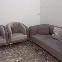 مبل راحتی با میز عسلی در حد نو دوماه استفاده شده