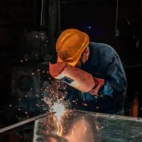 تعدادی جوشکار و نیروی ساده