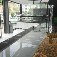 فروشنده شیرینی فروشی