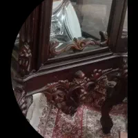 ویترین چوبی سالم بدون شکستگی