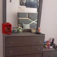 یک تخت دونفره با پاف کنار تخت و میز|تخت و سرویس خواب|محمدیه-قزوین, |دیوار