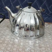 یک کتری یک قوری برنجی روسی