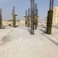 نگهبان شیفت شب برای ساختمان درحال ساخت