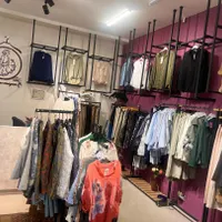 مغازه پوشاک فعال با تجهیزات کامل
