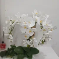 گلدان طلایی و گل ارکیده لمسی
