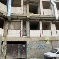 نگهبان ساختما و نظافتچی نمایشگاه