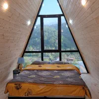 کلبه سوئیسی نوساز با تمام امکانات مشرف به سد لفور