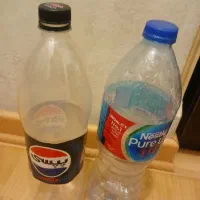 تعداد حدود ۸۰عدد بطری نوشابه و آب معدنی شسته شده