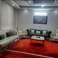 فرش محتشم کاشان و یک عدد تخت تاشو