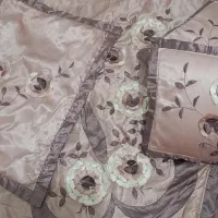 رو تختی با دو رو بالشت کوچک و دو رو بالشتی بزرگ