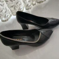 یک جفت کفش مجلسی نو  سایز ۴۰ به ۳۹ هم میخوره