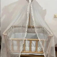 تخت خواب چوبی و گهواره نوزاد